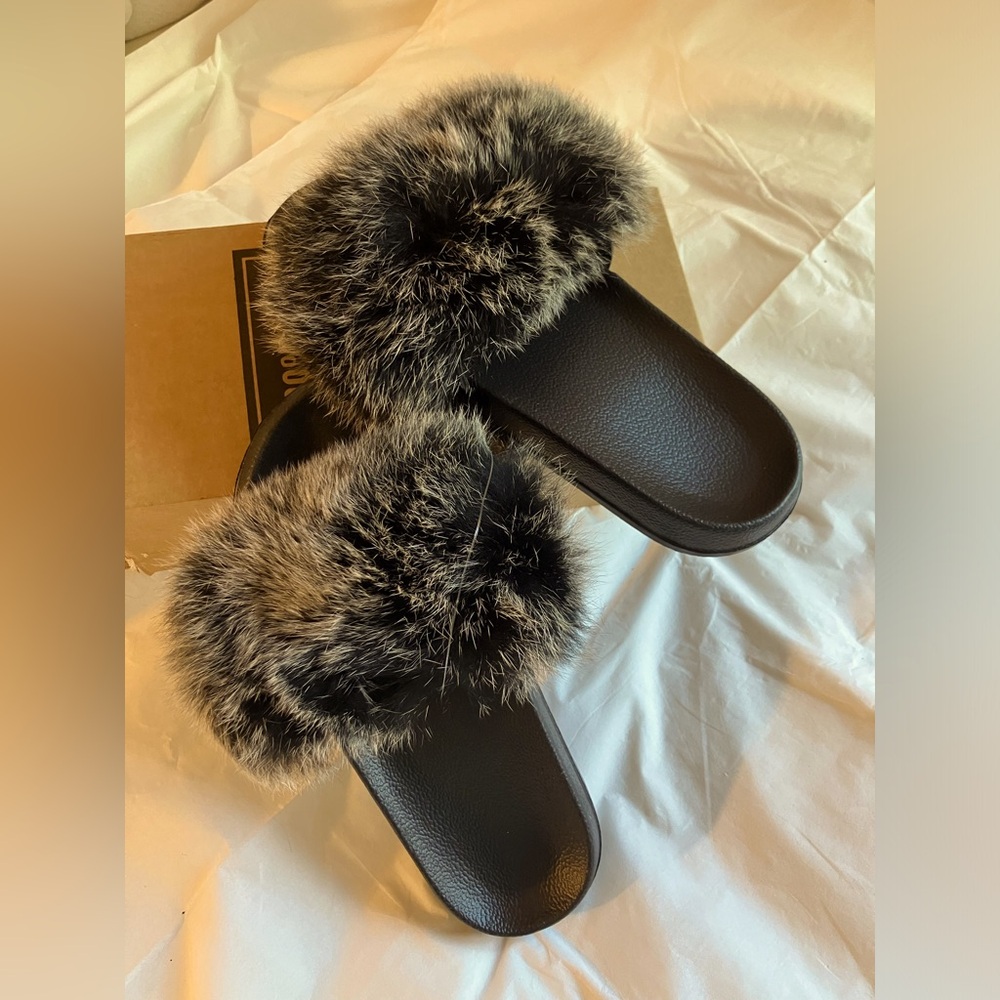 Laflare fur slippers new in box black slides